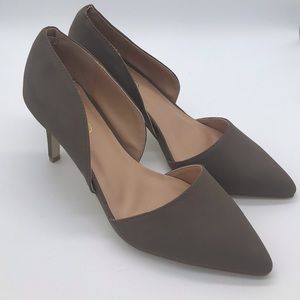 New without box Journee Collection taupe heels